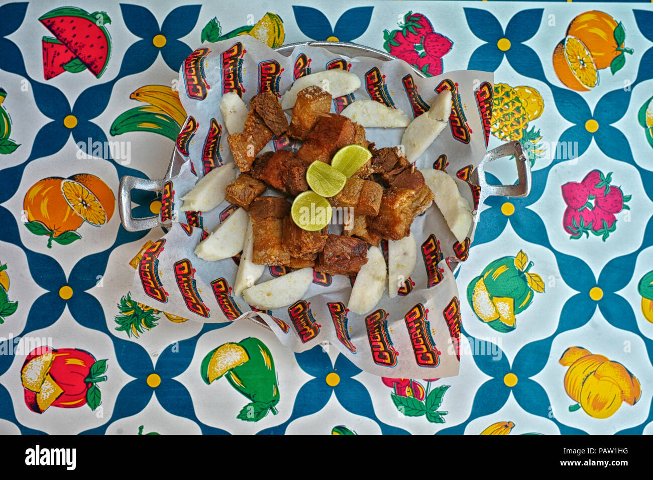 Corteza de cerdo colombiano, conocido localmente como chicharron, servidos con arepas. Cucayo restaurante es conocido por sus platos típicos del caribe costeño y diversión tropical y Foto de stock