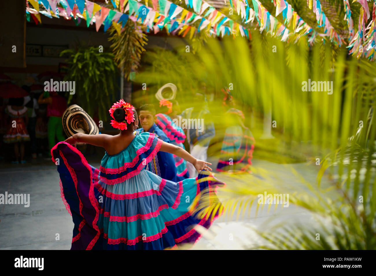 Grupo tradicional disfrazados que representan los múltiples estilos de danza presentes en el Caribe Colombiano Foto de stock