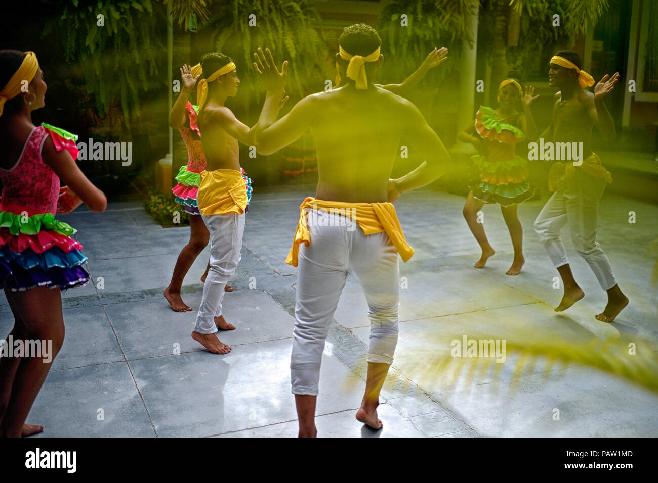 Grupo tradicional disfrazados que representan los múltiples estilos de danza presentes en el Caribe Colombiano Foto de stock
