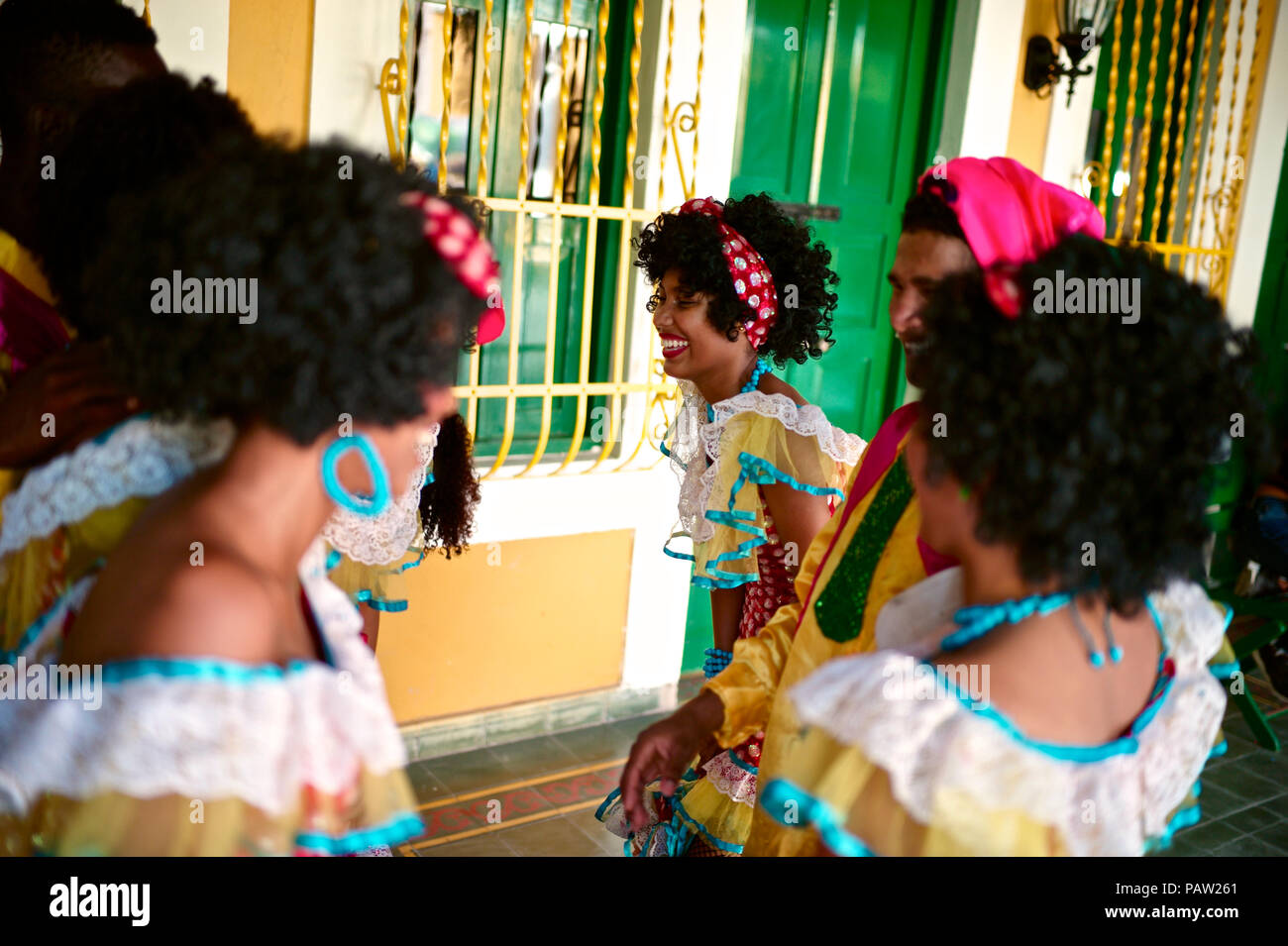 Negritas Puloy desde el barrio Montecristo. La Negrita Puloy que lleva 40 años de felicidad y diversión, es un personaje en el carnaval de Ba Foto de stock