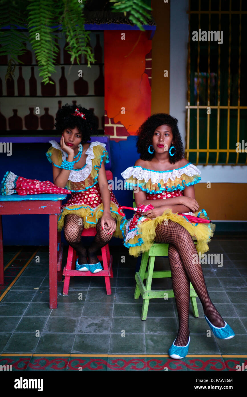 Negritas Puloy desde el barrio Montecristo. La Negrita Puloy que lleva 40 años de felicidad y diversión, es un personaje en el carnaval de Ba Foto de stock