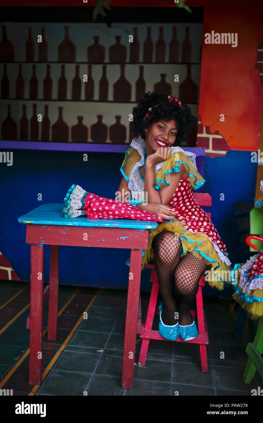Negritas Puloy desde el barrio Montecristo. La Negrita Puloy que lleva 40 años de felicidad y diversión, es un personaje en el carnaval de Ba Foto de stock