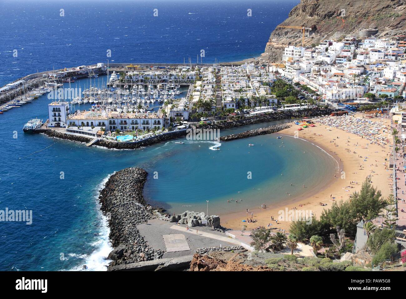 El Puerto de Mogan en Gran Canaria - vista aérea de la playa y el Océano  Atlántico Fotografía de stock - Alamy