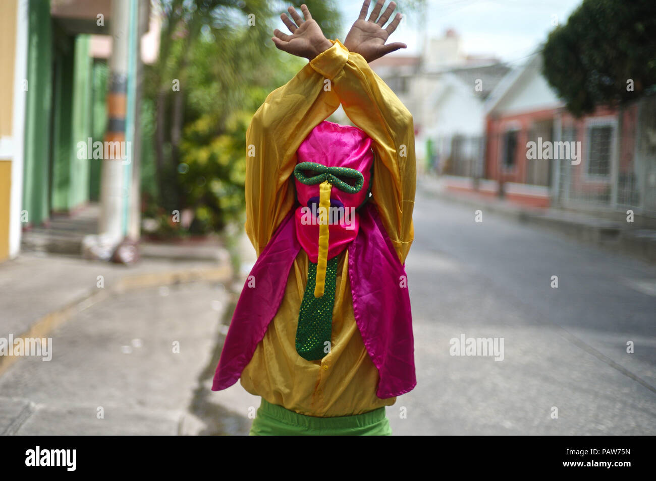 Julio 14, 2018 - Barranquilla, Departamento de Atlántico, Colombia - Uno de los más importantes y conocido personaje es la Marimonda, originada en la ciudad de Barranquilla, este personaje está representada por sus propios movimientos de baile. El traje fue creado por una pobre Barranquillero, este hombre creó porque él no podía permitirse ningún costoso o trajes de fantasía para el Carnaval. Por lo que decidió tomar un par de pantalones de su hermano mayor, donde los calcetines en sus manos y un chaleco hacia atrás. Para finalizar su traje tomó una bolsa hecha de dos círculos para los ojos y una nariz larga atascado cayendo de los ojos. La batalla de flores, Foto de stock