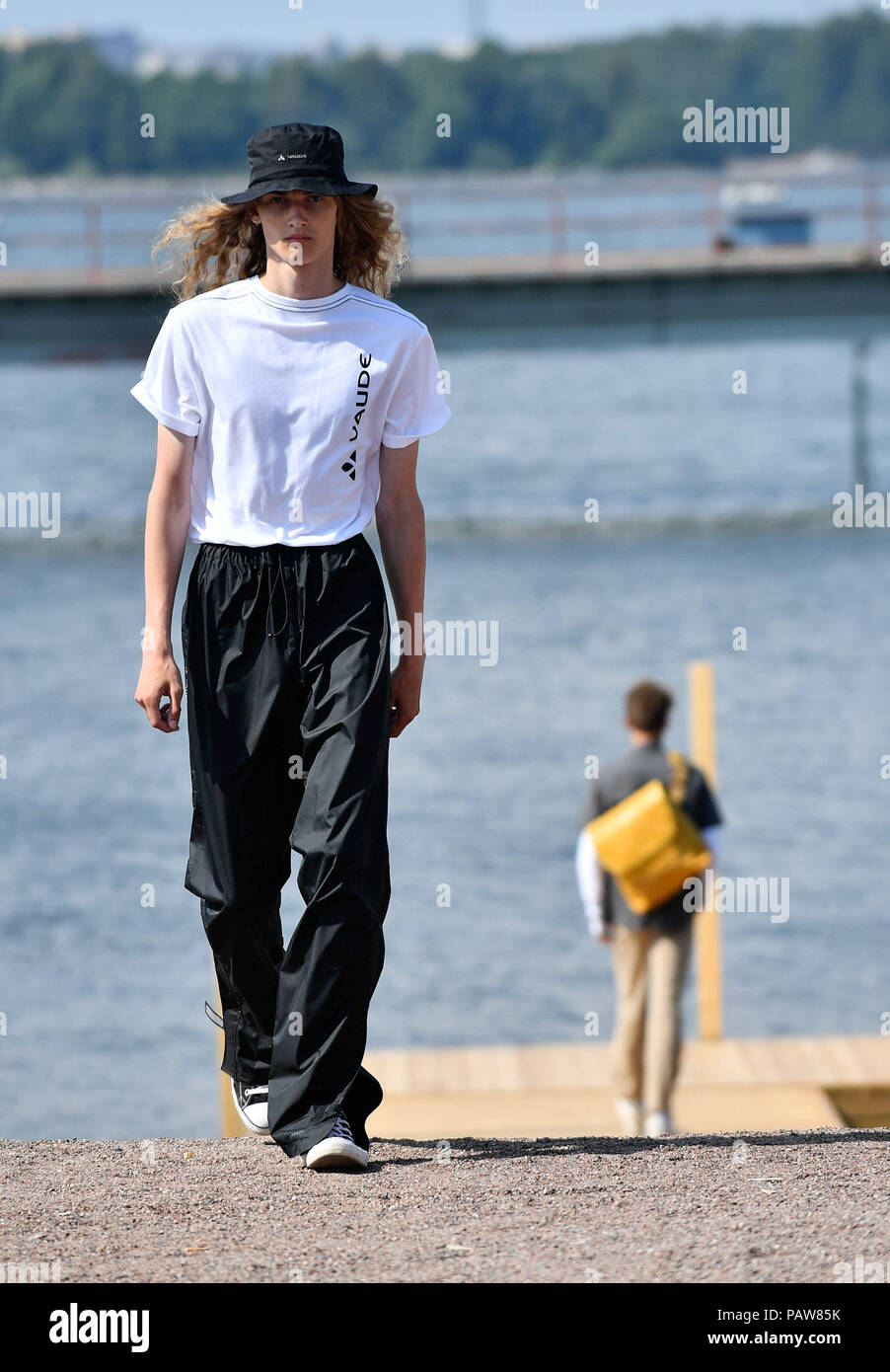 Helsinki, Finlandia. 24 de de 2018. Un modelo presenta de ropa deportiva de la marca alemana VAUDE la Semana de la moda Helsinki de 2018, en Helsinki, Finlandia,
