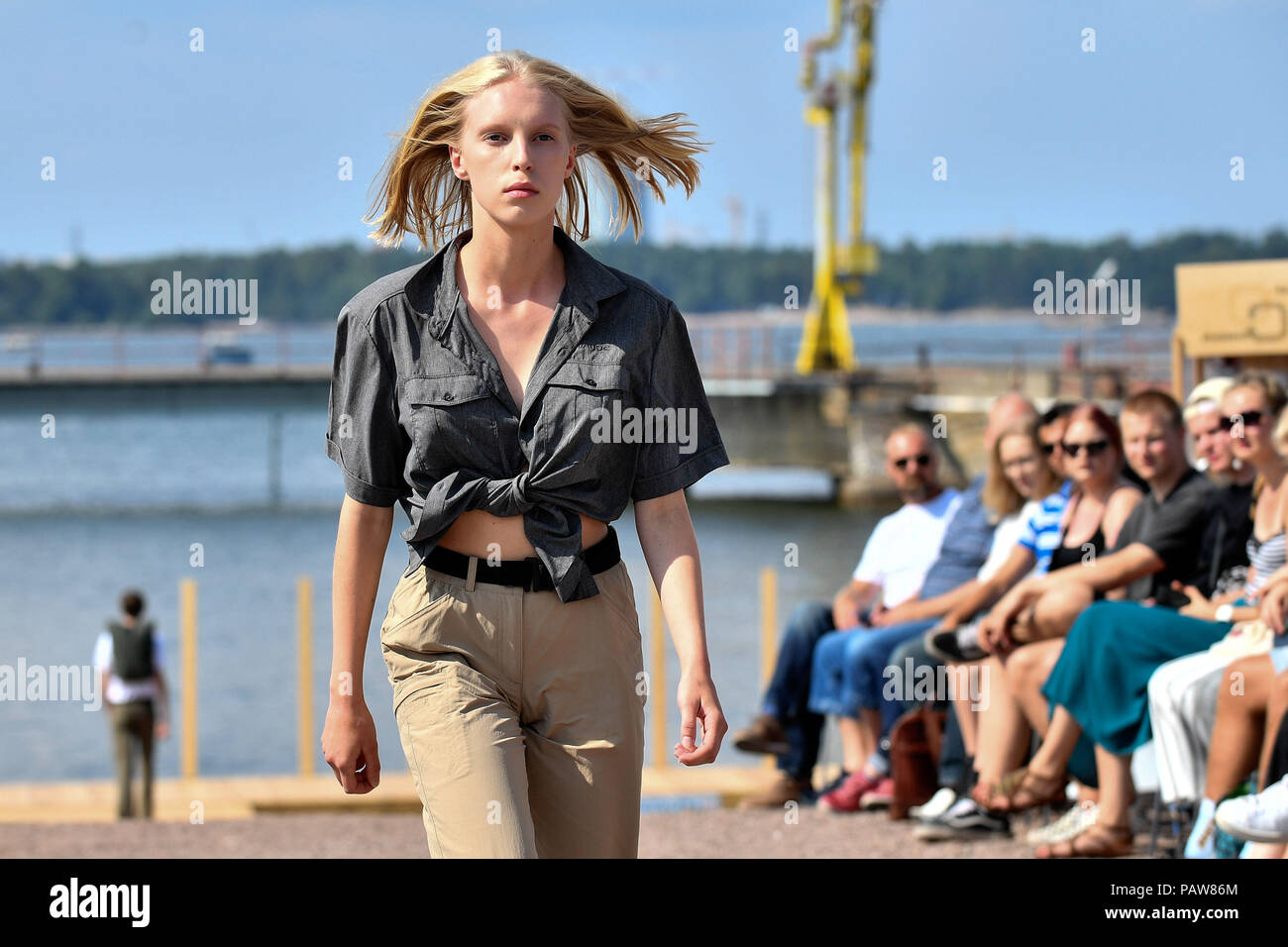 Helsinki, Finlandia. 24 de de 2018. Un modelo presenta de ropa deportiva de la marca alemana VAUDE la Semana de la moda Helsinki de 2018, en Helsinki, Finlandia,