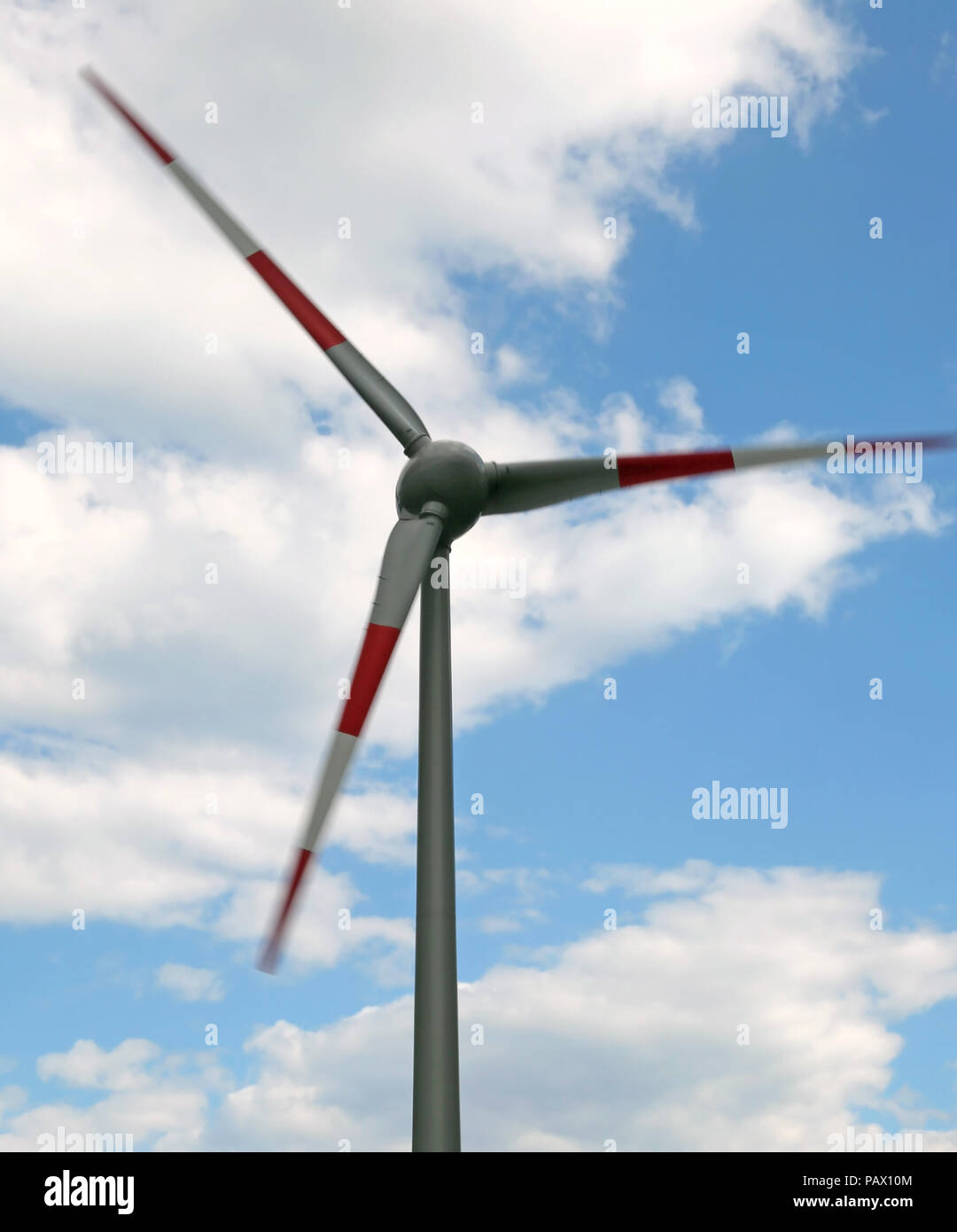 Pala eólica grande y alto en el cielo azul Fotografía de stock Alamy