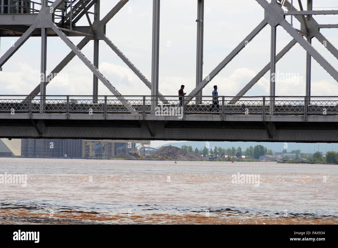 Personas que cruzan el puente levadizo en Duluth, Minnesota desde el puerto hasta el Lago Superior Foto de stock