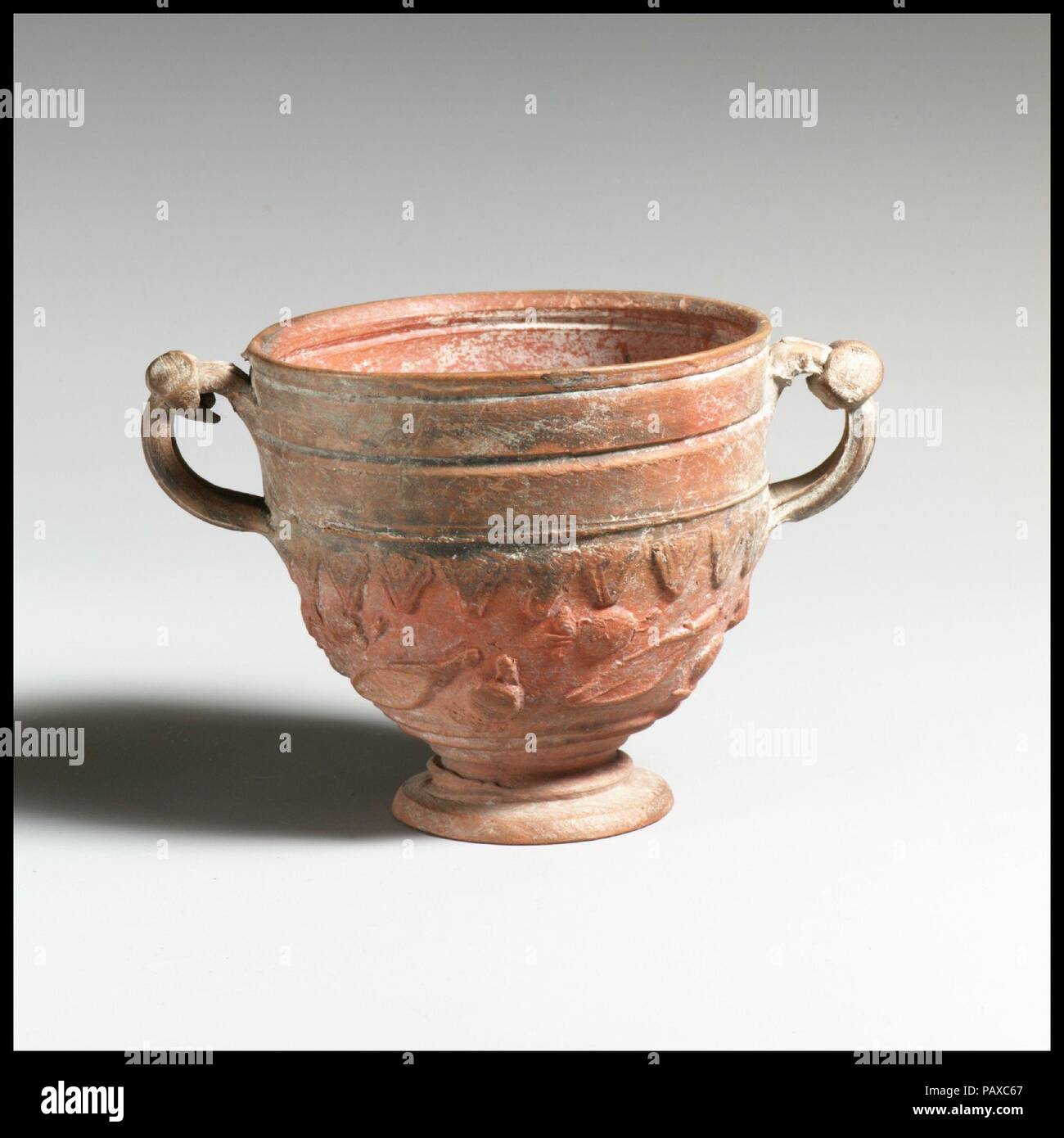 Cantharus terracota (vaso). Cultura: La Romana. Dimensiones: H. 3 3/16 in. (8,1 cm). Fecha: 1 de siglo A.C.. Alivio de decoración y dos asas. Museo: Museo Metropolitano de Arte, Nueva York, Estados Unidos. Foto de stock