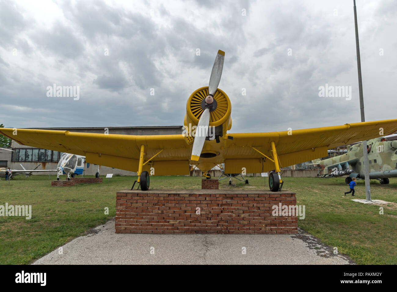 KRUMOVO, Plovdiv, Bulgaria - 29 de abril de 2017: el Museo de la aviación cerca de el aeropuerto de Plovdiv, Bulgaria Foto de stock
