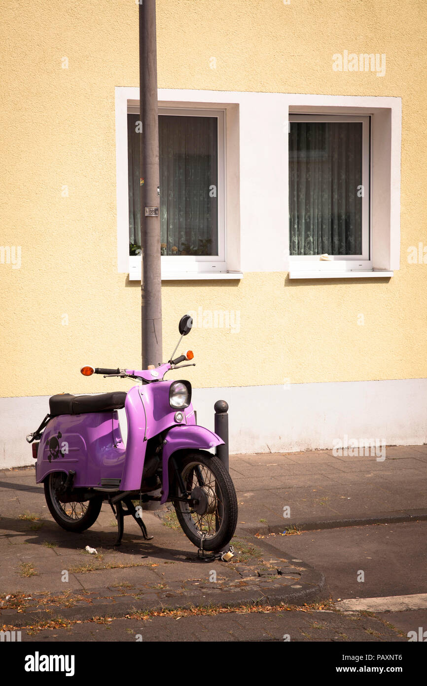 Motos aparcadas Simson Schwalbe en el distrito de Nippes, en Colonia, Alemania. abgestelltes ciclomotor Simson Schwalbe im Stadtteil Nippes, Koeln, Deutschland. Foto de stock