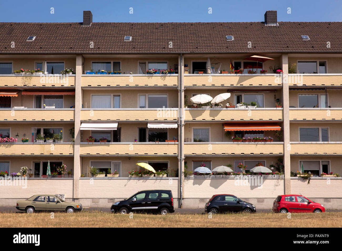 Edificio de apartamentos en la calle Niehler Guertel en el distrito de Nippes, en Colonia, Alemania. Soy Wohnhaus Niehler Guertel im Stadtteil Nippes, Koeln, De Foto de stock