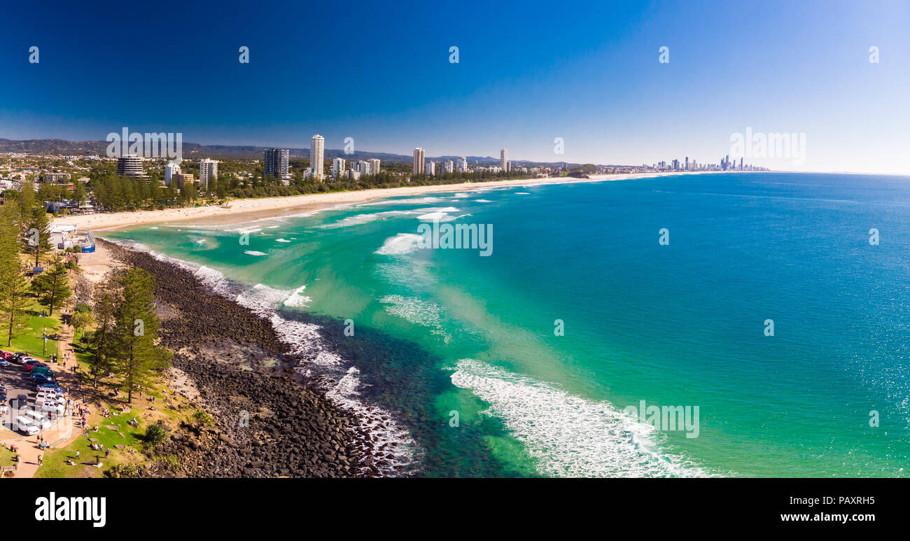 Vista aérea de Burleigh Heads - una famosa zona residencial de playa de surf en la Gold Coast, Queensland, Australia Foto de stock
