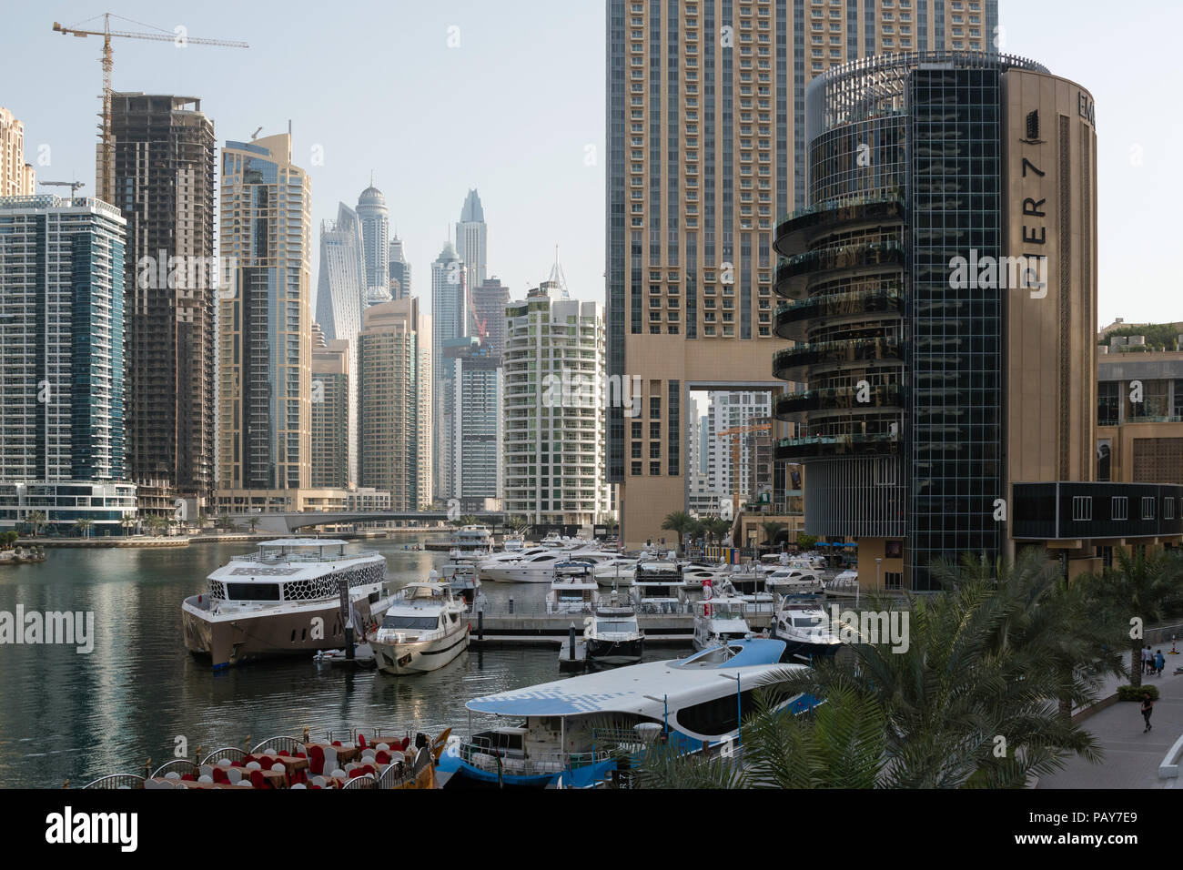DUBAI, EMIRATOS ÁRABES UNIDOS - Febrero 14, 2018: la vista de los modernos rascacielos en la luz de la mañana en el puerto deportivo de Dubai, EAU Foto de stock