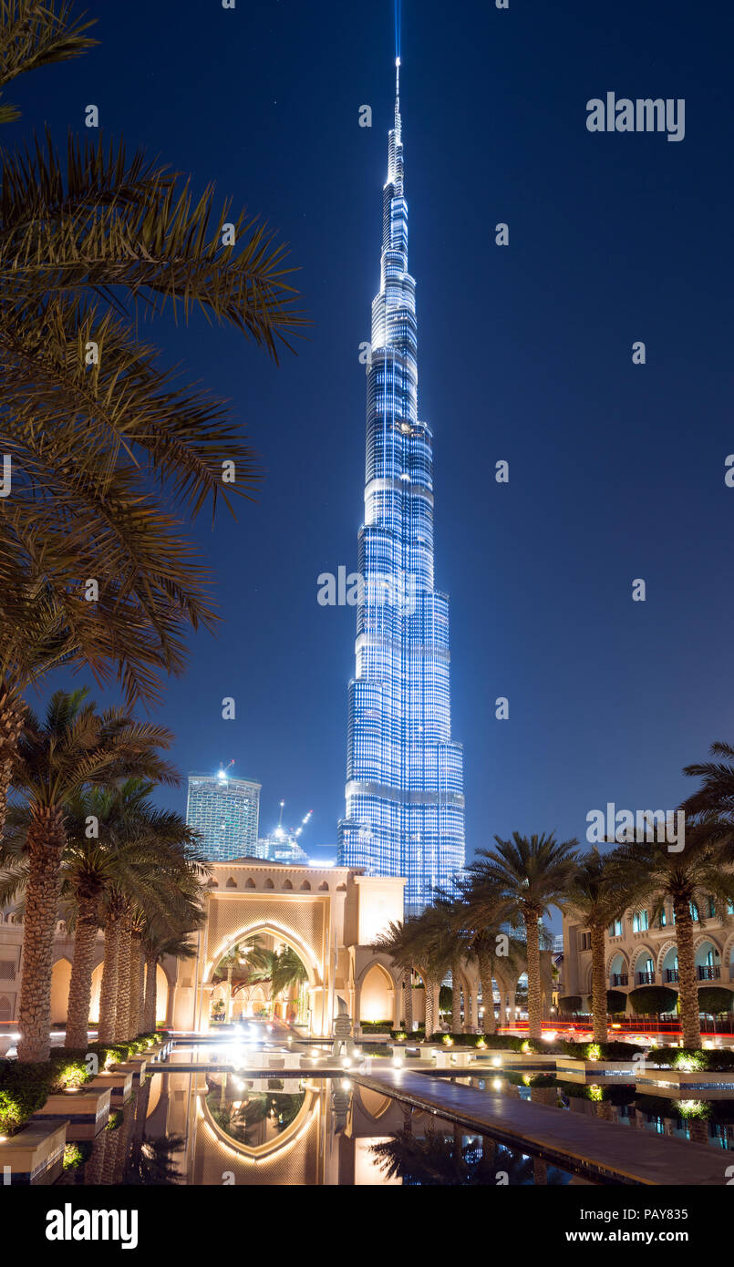 DUBAI, EMIRATOS ÁRABES UNIDOS - Febrero 15, 2018: el Burj Khalifa, con 828m de altura, la torre más alta del mundo, reflejando en el Dubai Fountain lake fuera del Dub Foto de stock