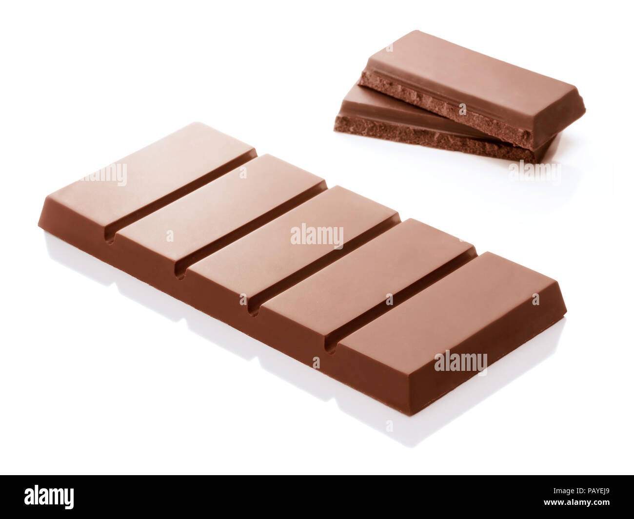Sabroso todo marrón chocolate Bar aislado sobre fondo blanco. Foto de stock