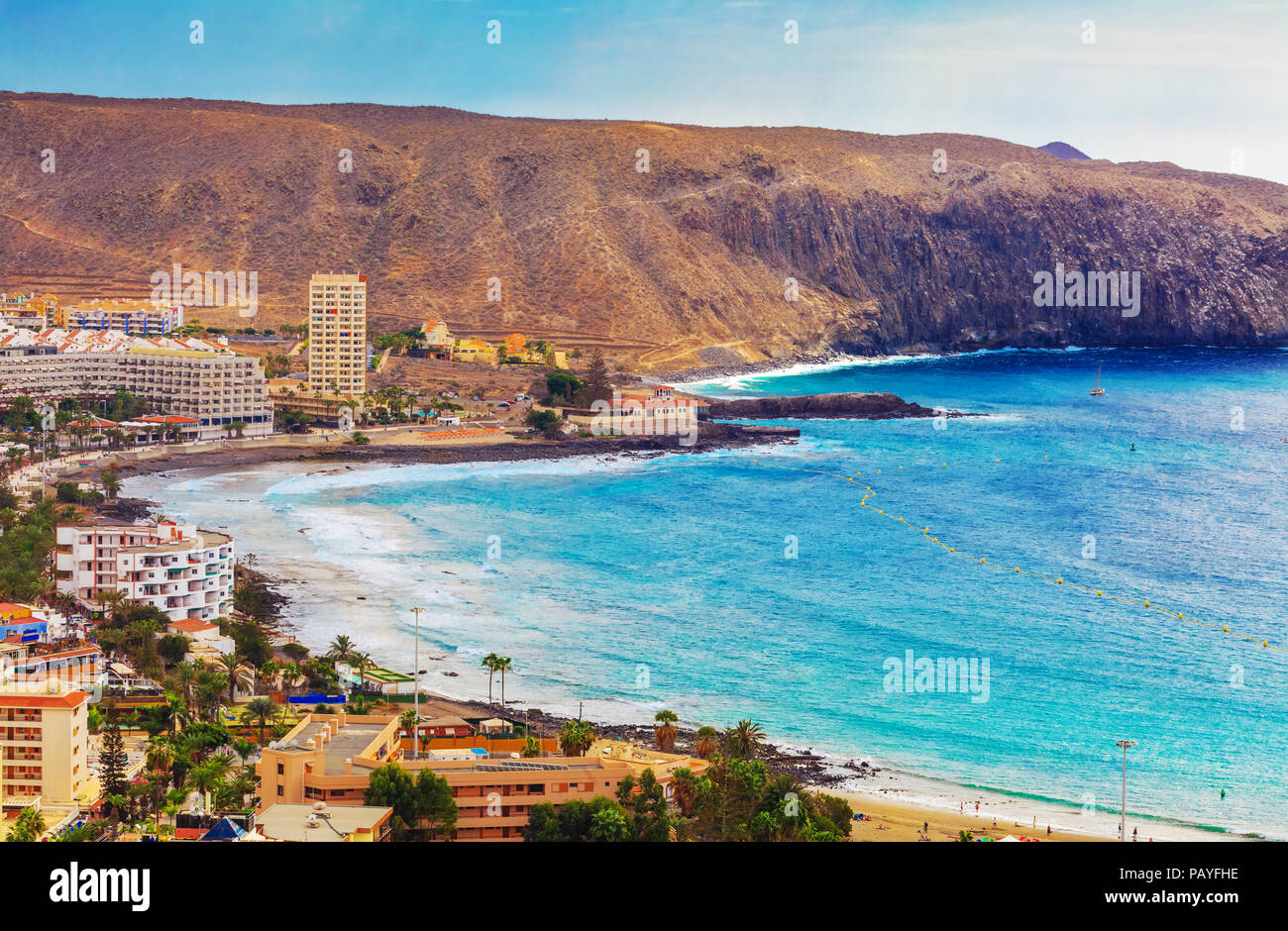Vista aérea a través de Los Cristianos y Playa de vacaciones de verano en Costa de Adeje, en Tenerife, España Foto de stock