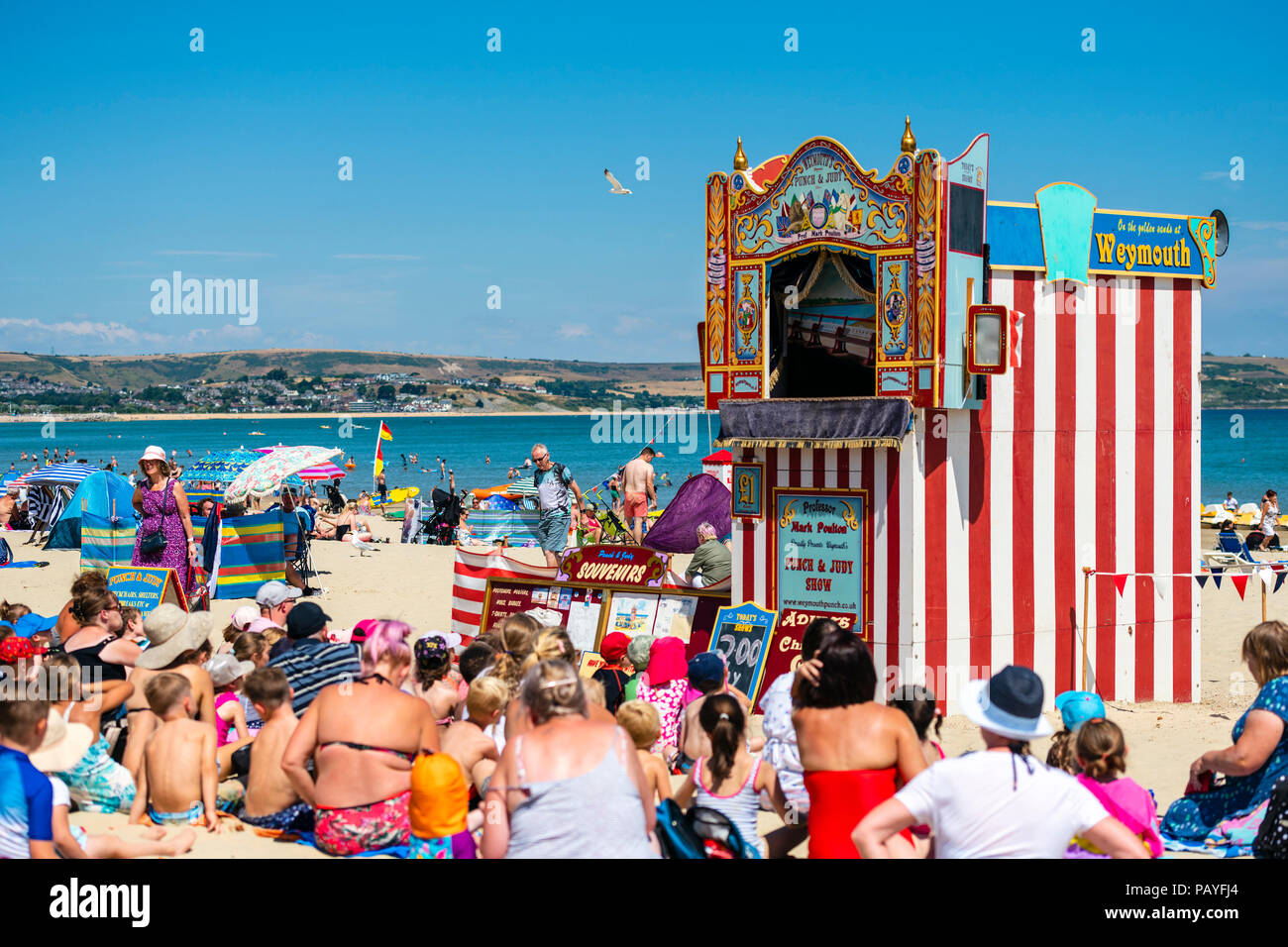 Punch y Judy show en la playa de Weymouth, en Dorset, Reino Unido. Foto de stock