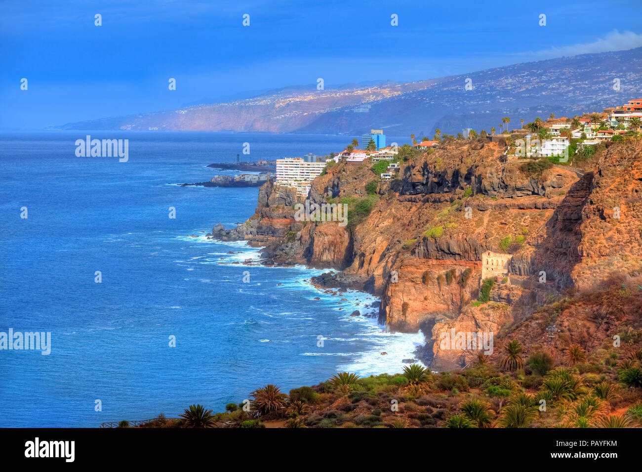 Hermosa vista panorámica de Los Realejos seacoast Elevador de la Gordejuela y el océano en la región Longuera, Tenerife - España Foto de stock