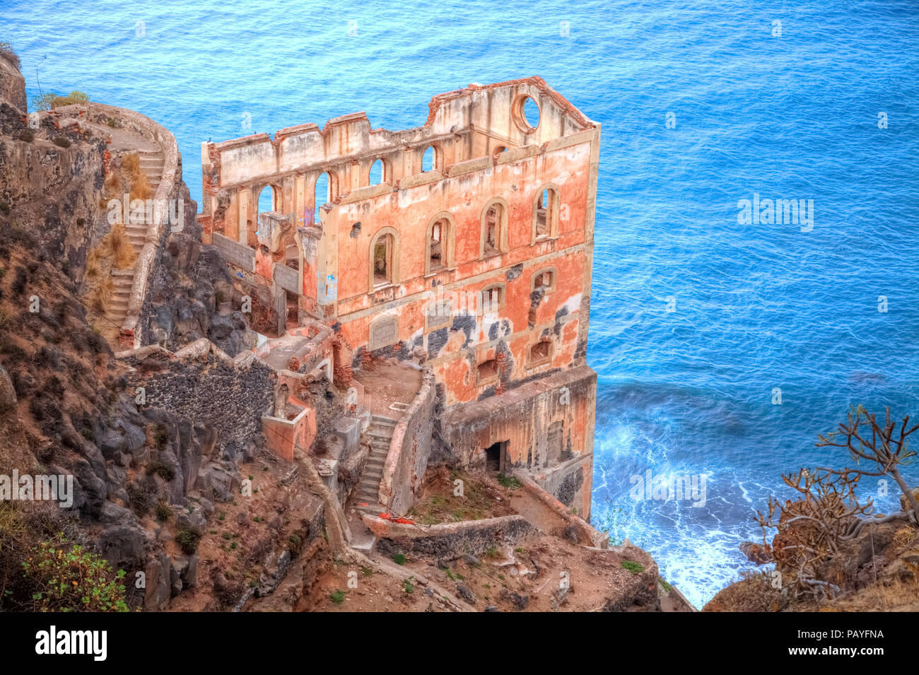Las ruinas de un castillo histórico en la playa de Los Realejos zona en región Garachio, en Tenerife - España Foto de stock