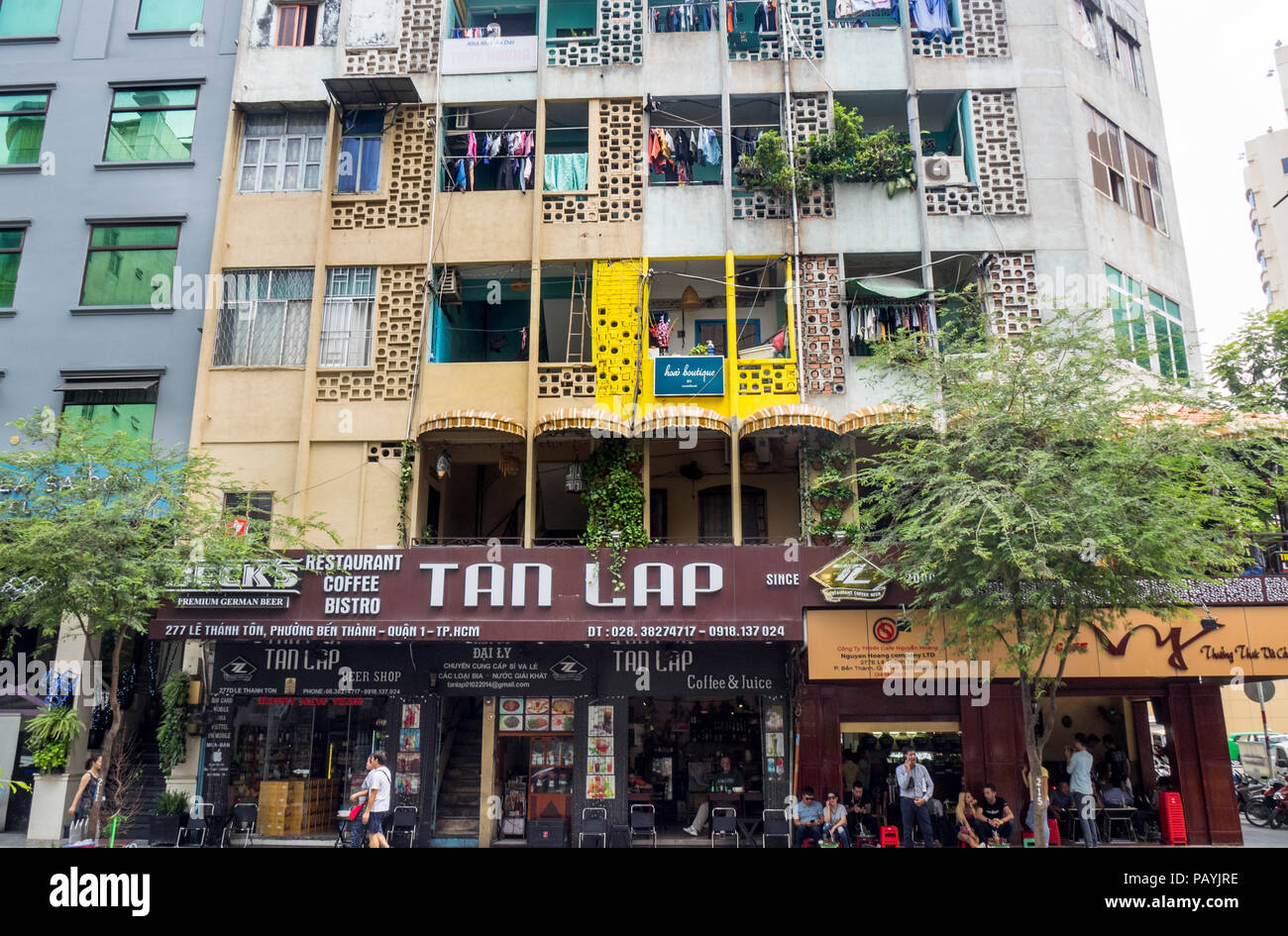 Bloque de apartamentos encima de cafeterías y restaurantes en la ciudad de Ho Chi Minh, Vietnam. Foto de stock