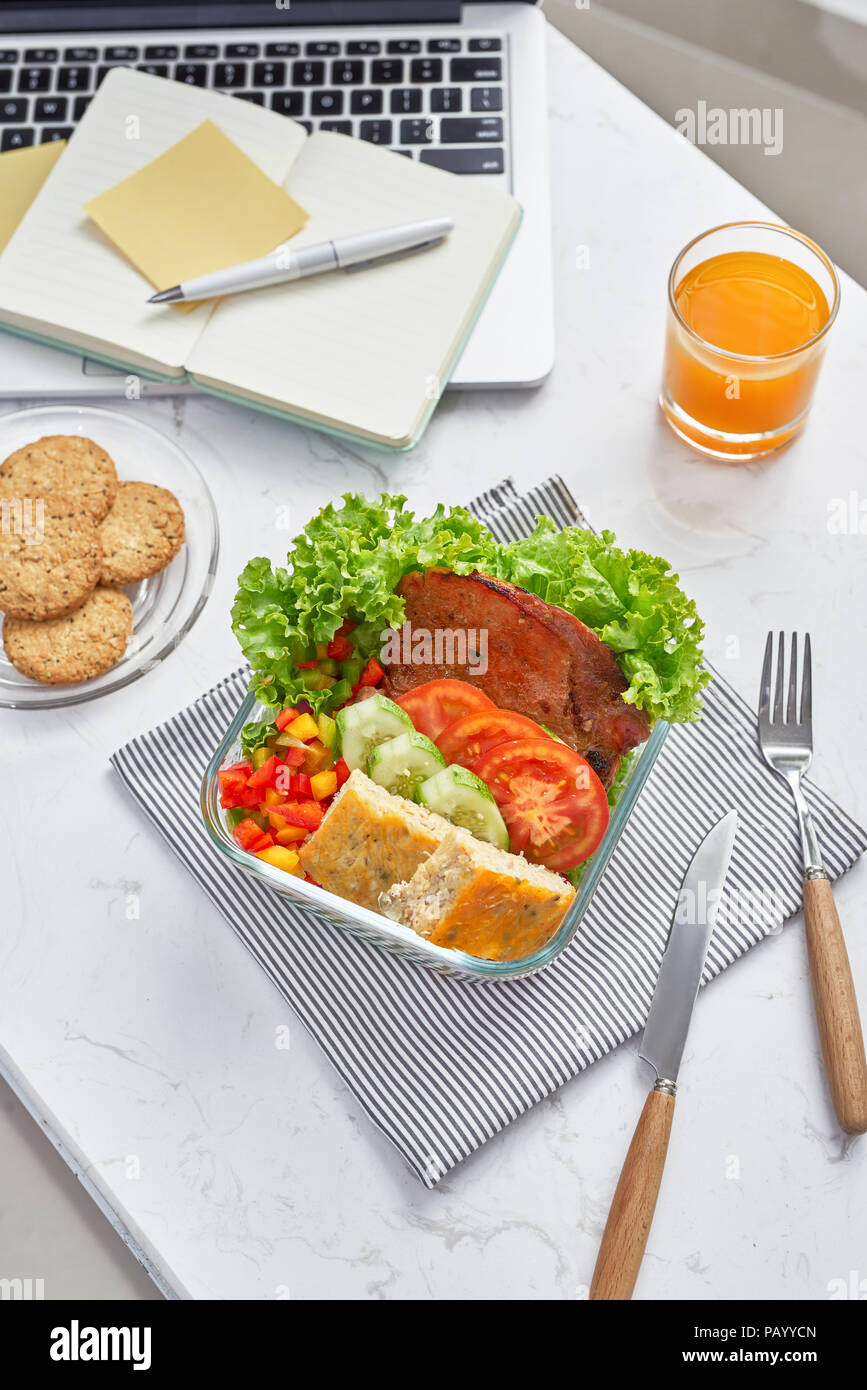 La comida saludable. Box Lunch con dieta comida en lugar de trabajo