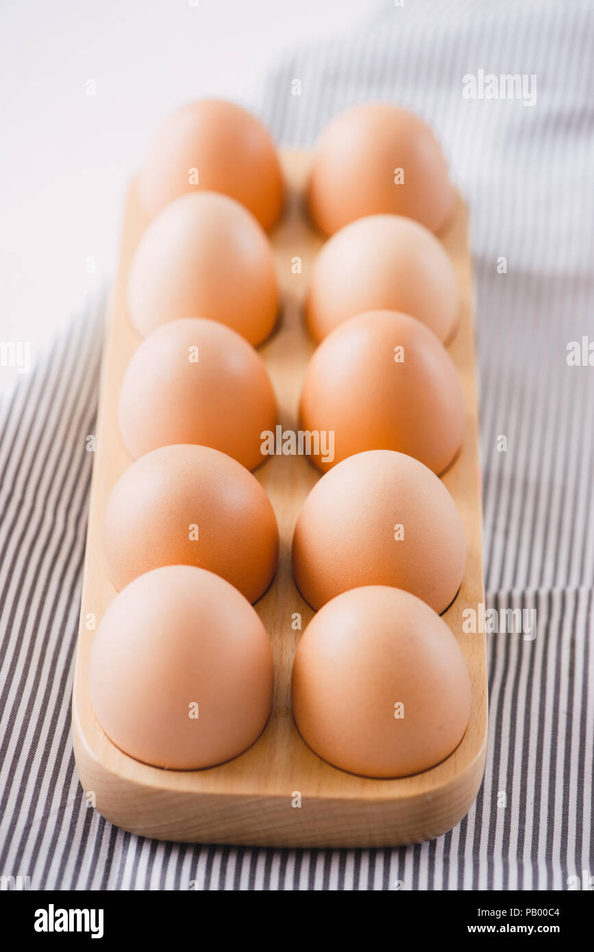 Huevos frescos en paquete sobre la mesa.