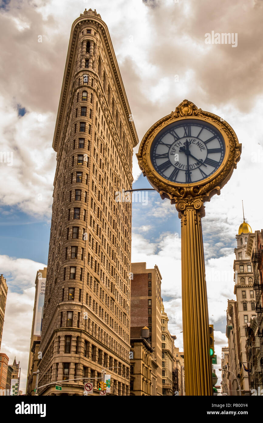 El reloj dorado y el Flat Iron Building, la ciudad de Nueva York, EE.UU. Foto de stock