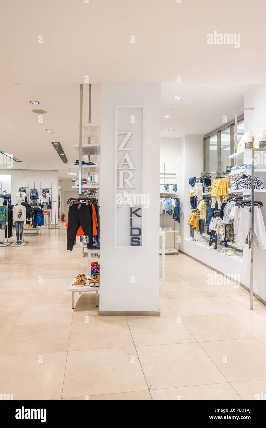 Vistas a la tienda Zara, Zara Kids ropa. Zara es una de ropa y accesorios española basada en de stock - Alamy