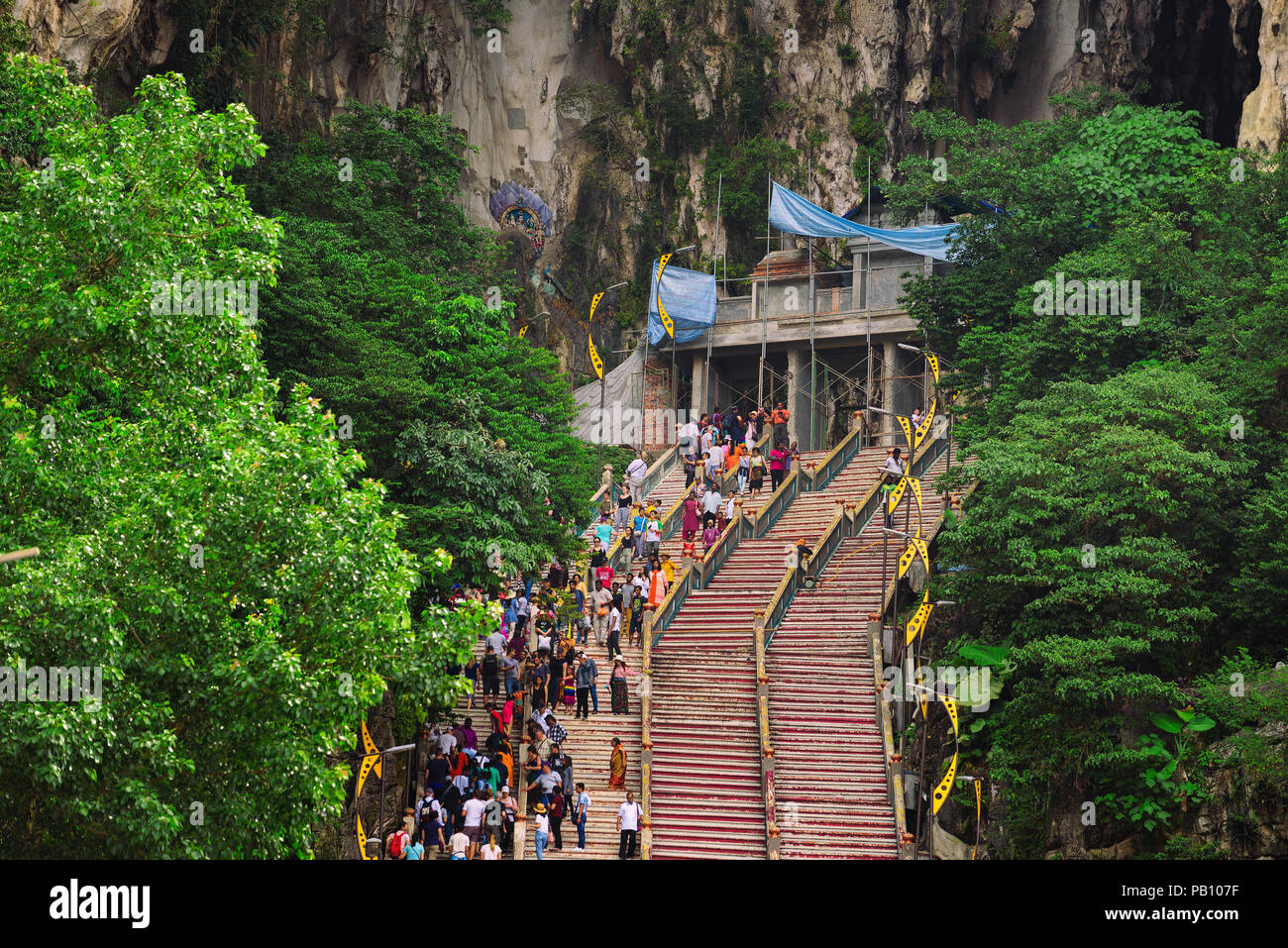 Los visitantes que entran y salen de las Cuevas Batu, cerca de Kuala Lumpur. Foto de stock