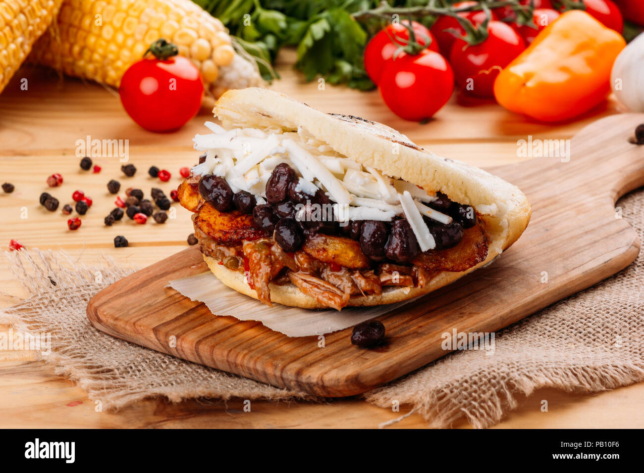 La arepa venezolana típico llamado Pabellón, que ha experimentado la carne picada, los plátanos fritos, los frijoles negros y queso blanco Foto de stock