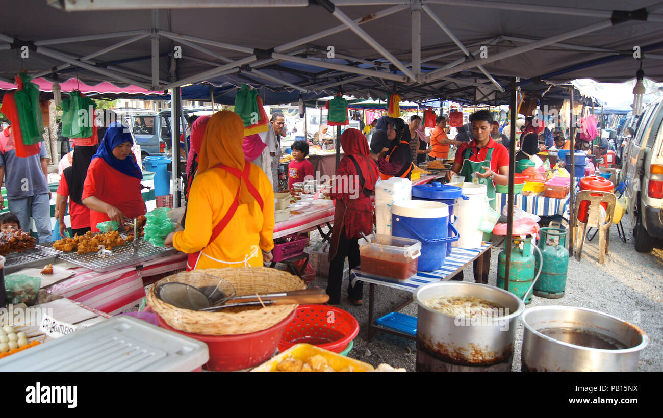 En Pulau Langkawi, Malasia - Apr 4 2015: la tradicional comida asiática en la comida de la calle y el mercado nocturno en la isla de Langkawi Foto de stock