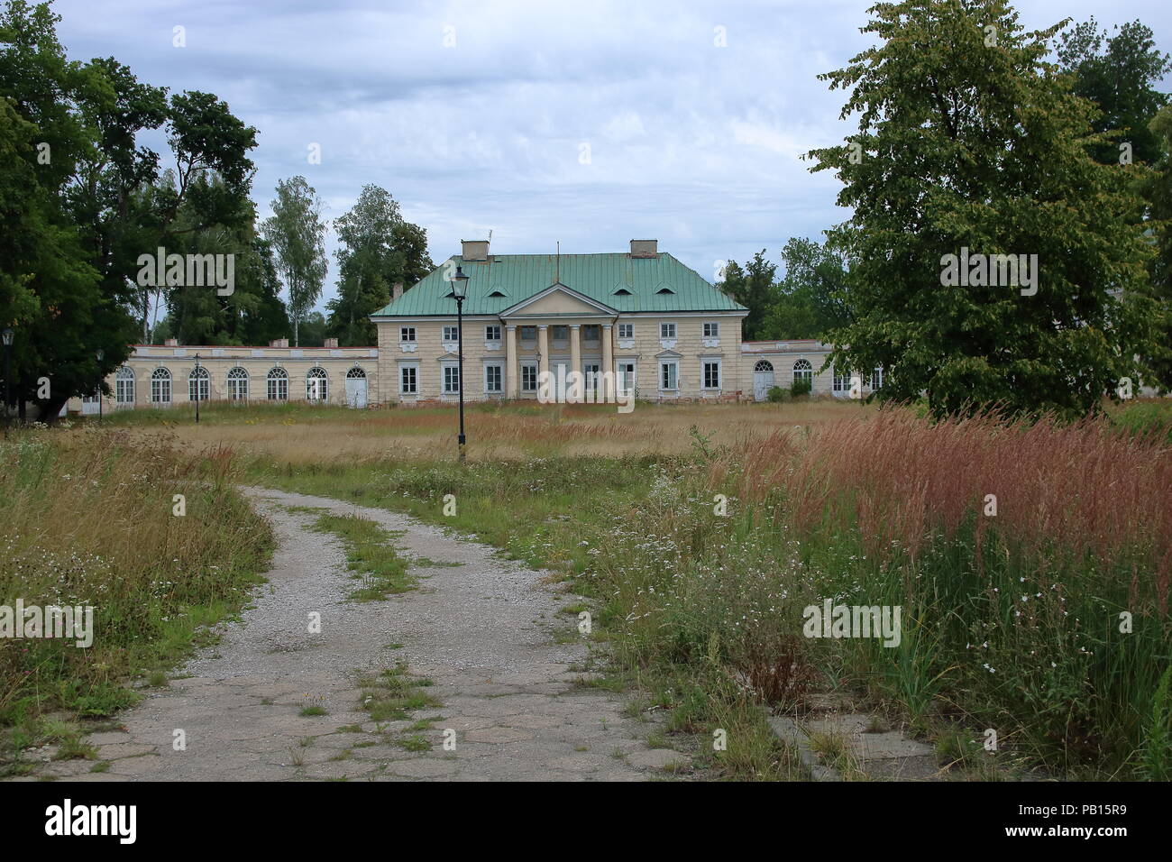 Descuidado jardín y el palacio clasicista construido por Stanislaw Malachowski en Bialaczow, Polonia Foto de stock