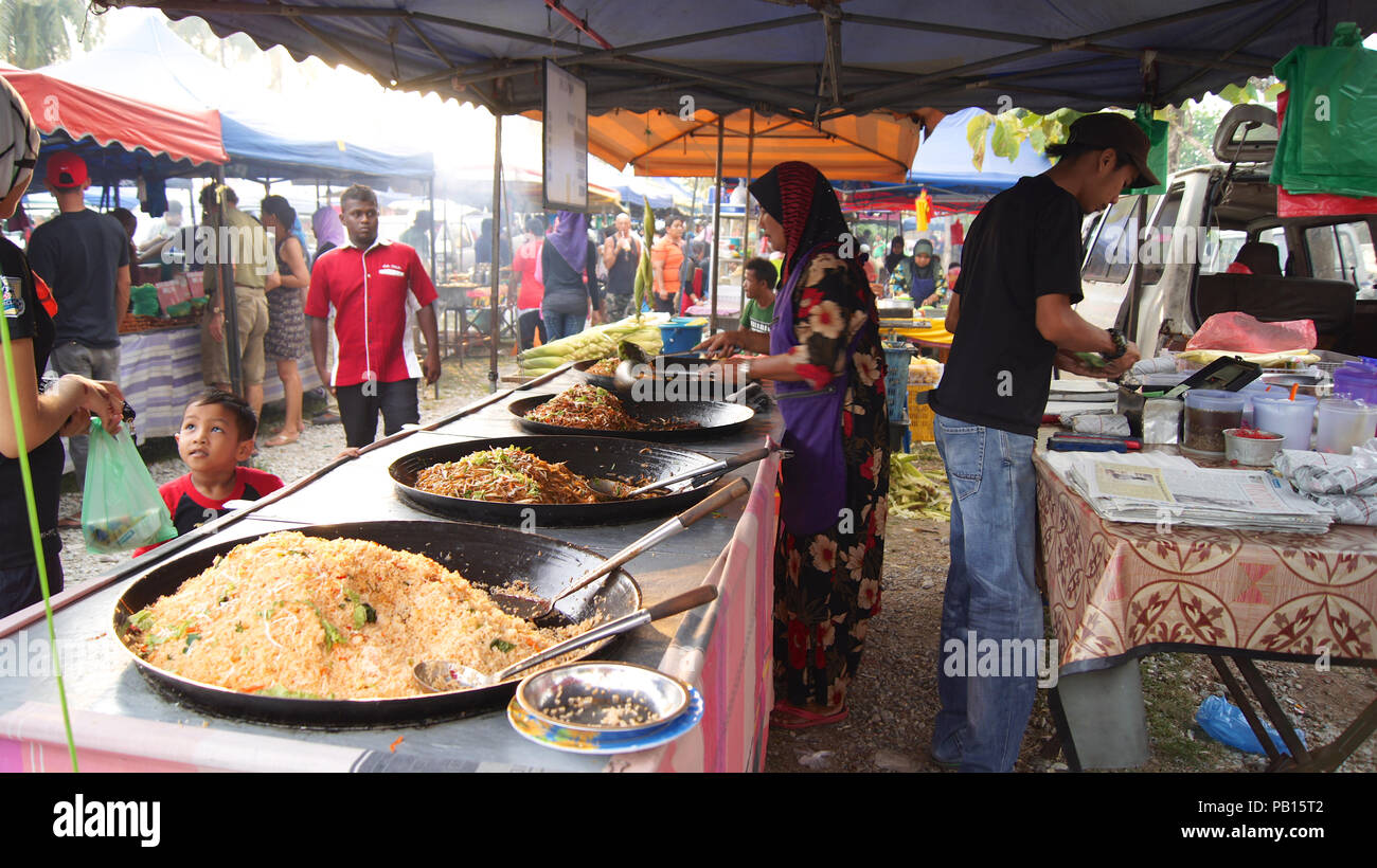 En Pulau Langkawi, Malasia - Apr 4 2015: la tradicional comida asiática en la comida de la calle y el mercado nocturno en la isla de Langkawi Foto de stock