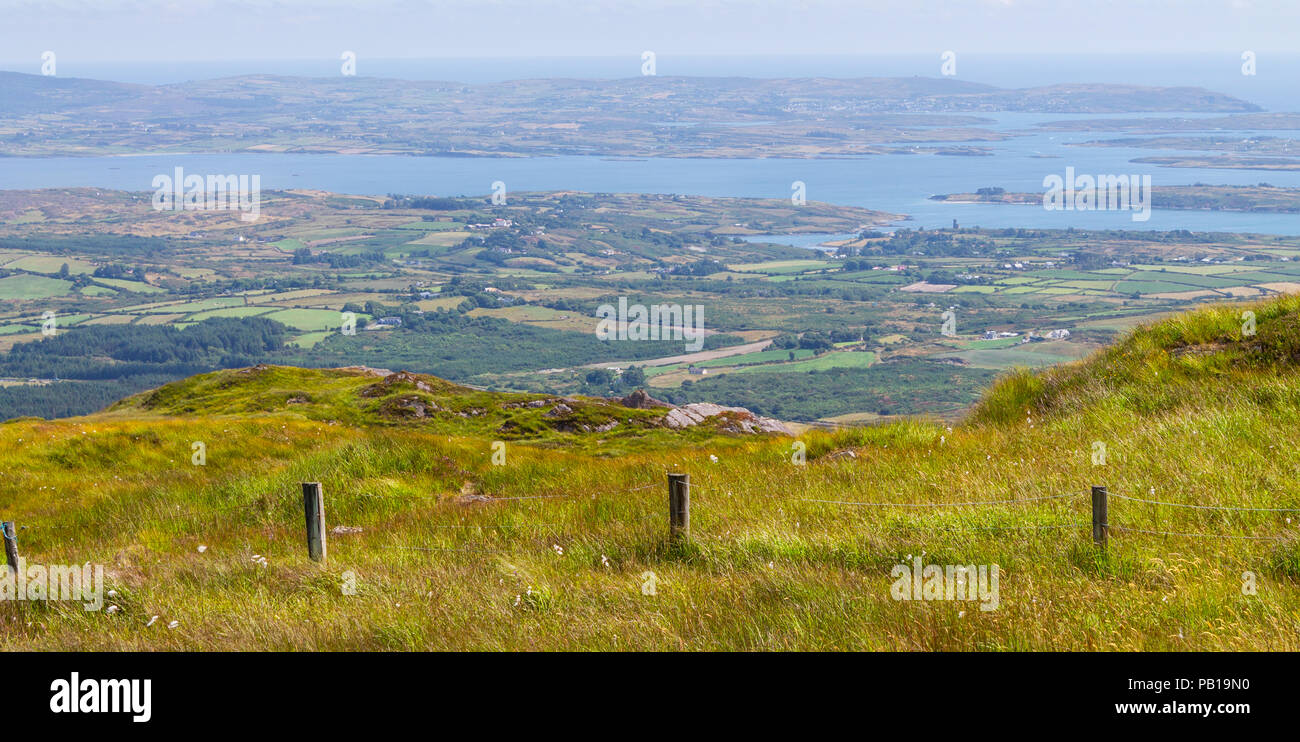 Vista del paisaje desde el monte Gabriel a través de roaring Water Bay a Baltimore y más allá, en el oeste de Cork, Irlanda. Foto de stock