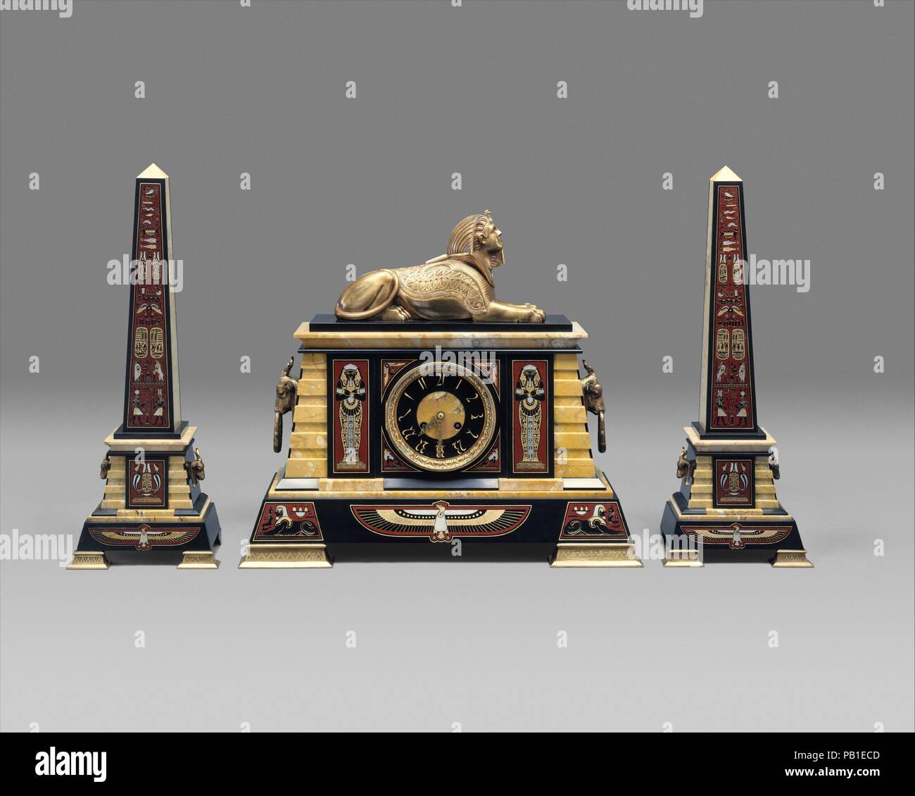 Reloj. Cultura: American. Dimensiones: 18 1/8 x 20 1/8 x 7 3/4 in. (46 x 51,1 x 19,7 cm). Maker: Tiffany & Co. (1837-presente). Fecha: ca. 1885. Tiffany & Co. y mármol ormolu comercializado este conjunto de mantel en aproximadamente 1885. El conjunto, compuesto de un reloj y un par de obeliscos decorativos, representa un popular más que una idea arqueológico de arte Egipcio: los jeroglíficos en los obeliscos y las esfinges del reloj no llevaría el escrutinio de un egiptólogo. Museo: Museo Metropolitano de Arte, Nueva York, Estados Unidos. Foto de stock