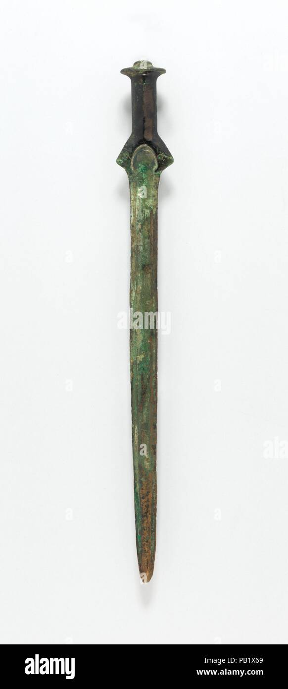 Espada de Achtkantschwert tipo. Cultura: Europa Central. Dimensiones: L. 20  1/2 pulg. (52 cm); W. 1 15/16. (4,9 cm); wt. 1 lb. 3.7 oz. (558.5 g).  Fecha: 13th-10th siglo A.C.. Esta espada