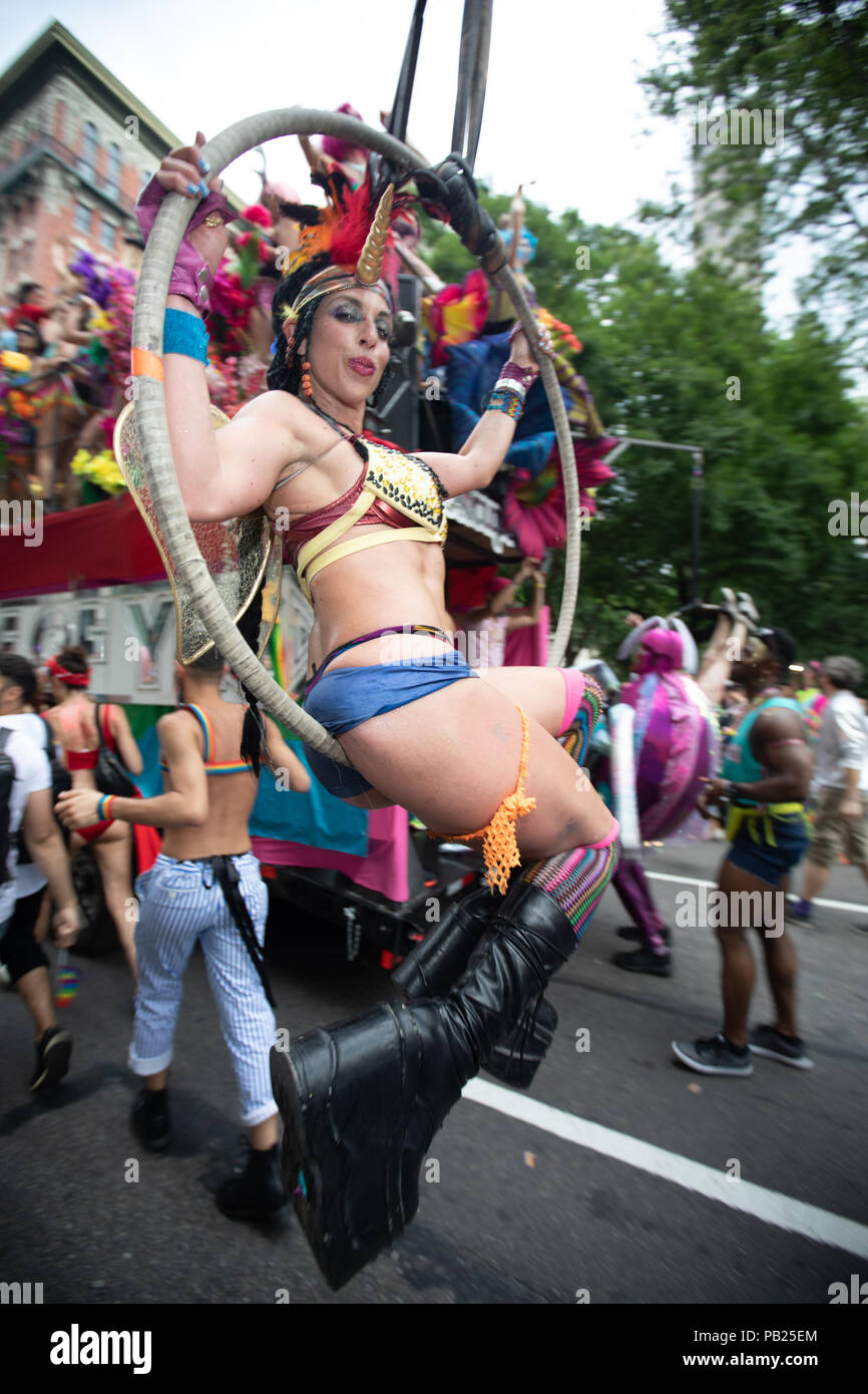 La Ciudad de Nueva York Anular Pride Parade 2018 atmósfera ofreciendo: Nueva York Anular Pride Parade 2018 atmósfera Donde: Nueva York, Nueva York, Estados Unidos cuando: 25 de junio de 2018 Crédito: Jeff Grossman/WENN.com Foto de stock