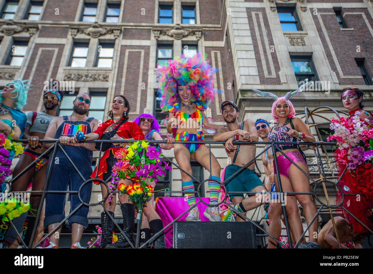 La Ciudad de Nueva York Anular Pride Parade 2018 atmósfera ofreciendo: Nueva York Anular Pride Parade 2018 atmósfera Donde: Nueva York, Nueva York, Estados Unidos cuando: 25 de junio de 2018 Crédito: Jeff Grossman/WENN.com Foto de stock