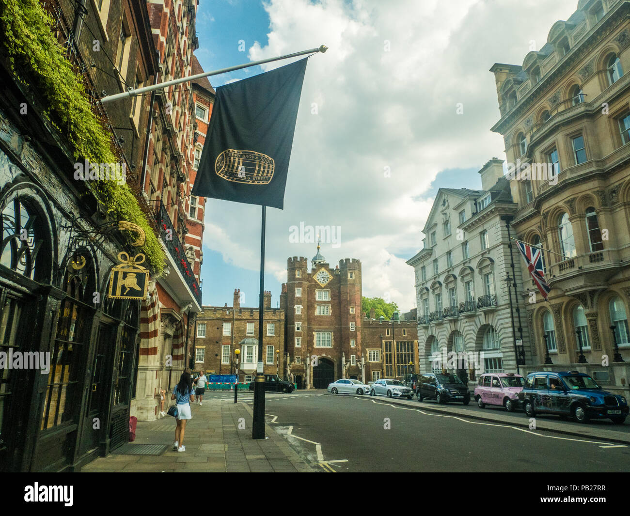 St James's Street con St James's Palace al final, Westminster, Londres, Inglaterra Foto de stock