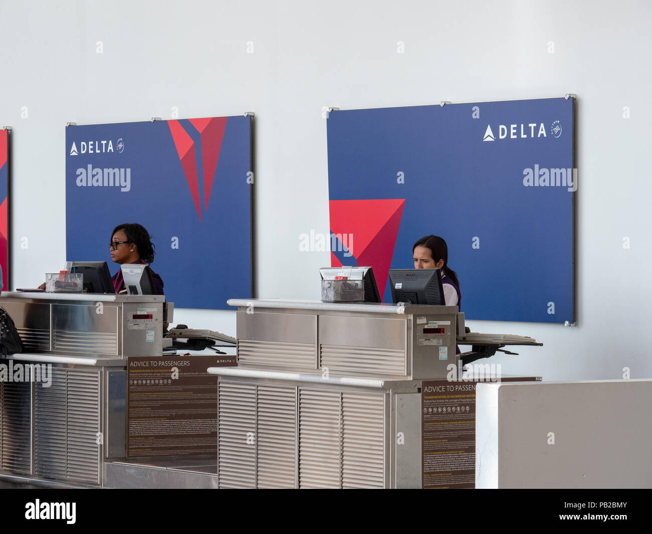 Delta Airlines comprobar en línea para los pasajeros y el equipaje en el  Aeropuerto Nacional Reagan Fotografía de stock - Alamy