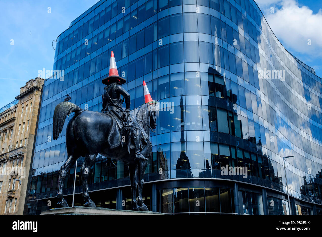 Edificios antiguos, reflejado en un nuevo edificio de vidrio de Queen Street, Glasgow, Escocia, con la famosa estatua ecuestre en el foregro Wellington Foto de stock