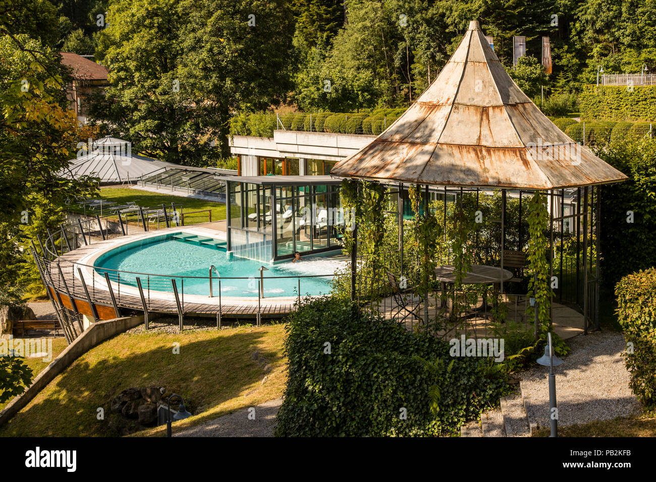 Piscina al aire libre del Hotel Lenkerhof, Lenk, Suiza Foto de stock