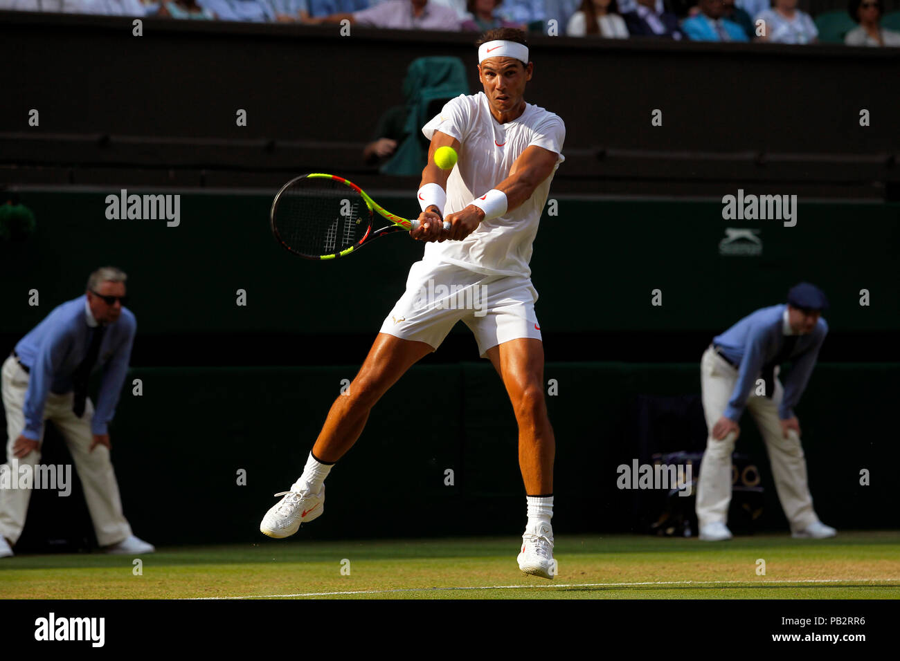 Londres, Inglaterra - 9 de julio de 2018. Tenis Wimbledon: El español Rafael Nadal en acción durante su cuarta ronda partido contra Jiri Vesely de la República Checa. Foto de stock