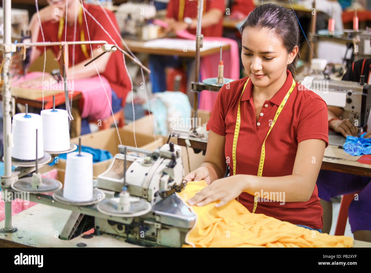 Costurera en la fábrica textil coser con costura industrial mach Fotografía  de stock - Alamy