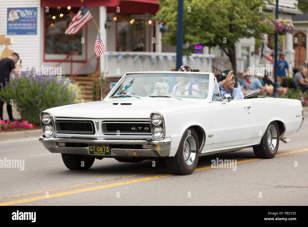 Frankenmuth, Michigan, EE.UU. - 10 de junio de 2018, el gran mariscal del  festival librar en un clásico Pointiac GTO vistiendo ropa tradicional  alemana en el Fotografía de stock - Alamy