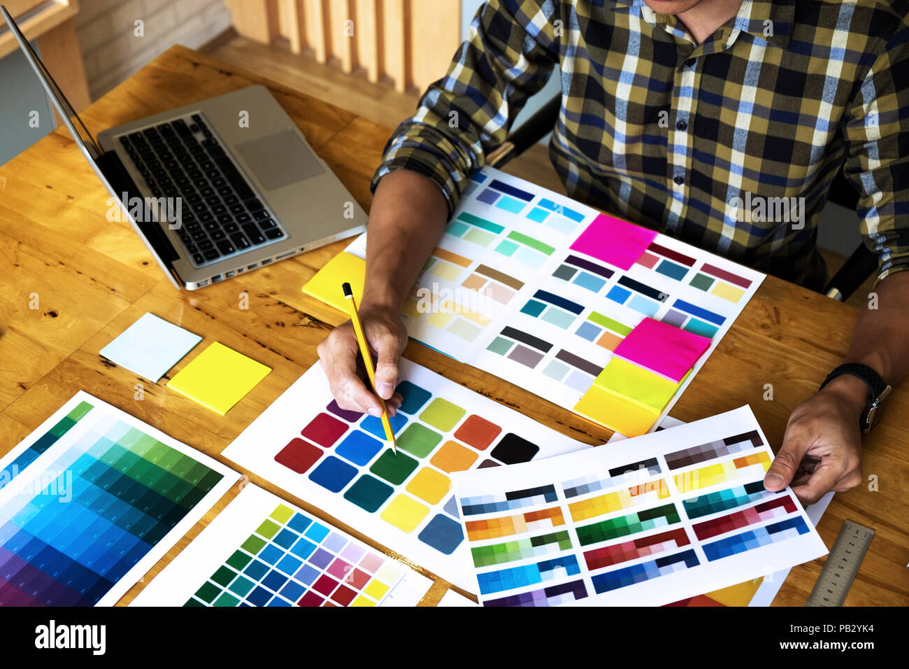 Diseñadores gráficos elegir colores de las bandas de color muestras para diseño gráfico .Designer creatividad concepto de trabajo . Foto de stock