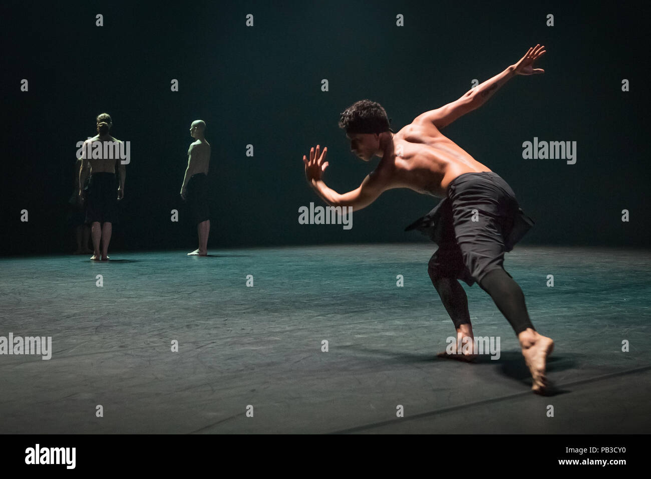 Londres, Reino Unido. 26 de julio de 2018. 'Autobiografía' por la compañía  de danza contemporánea Wayne McGregor vuelve a Sadler's Wells. McGregor  presenta la coreografía y meditación abstracta sobre aspectos de sí
