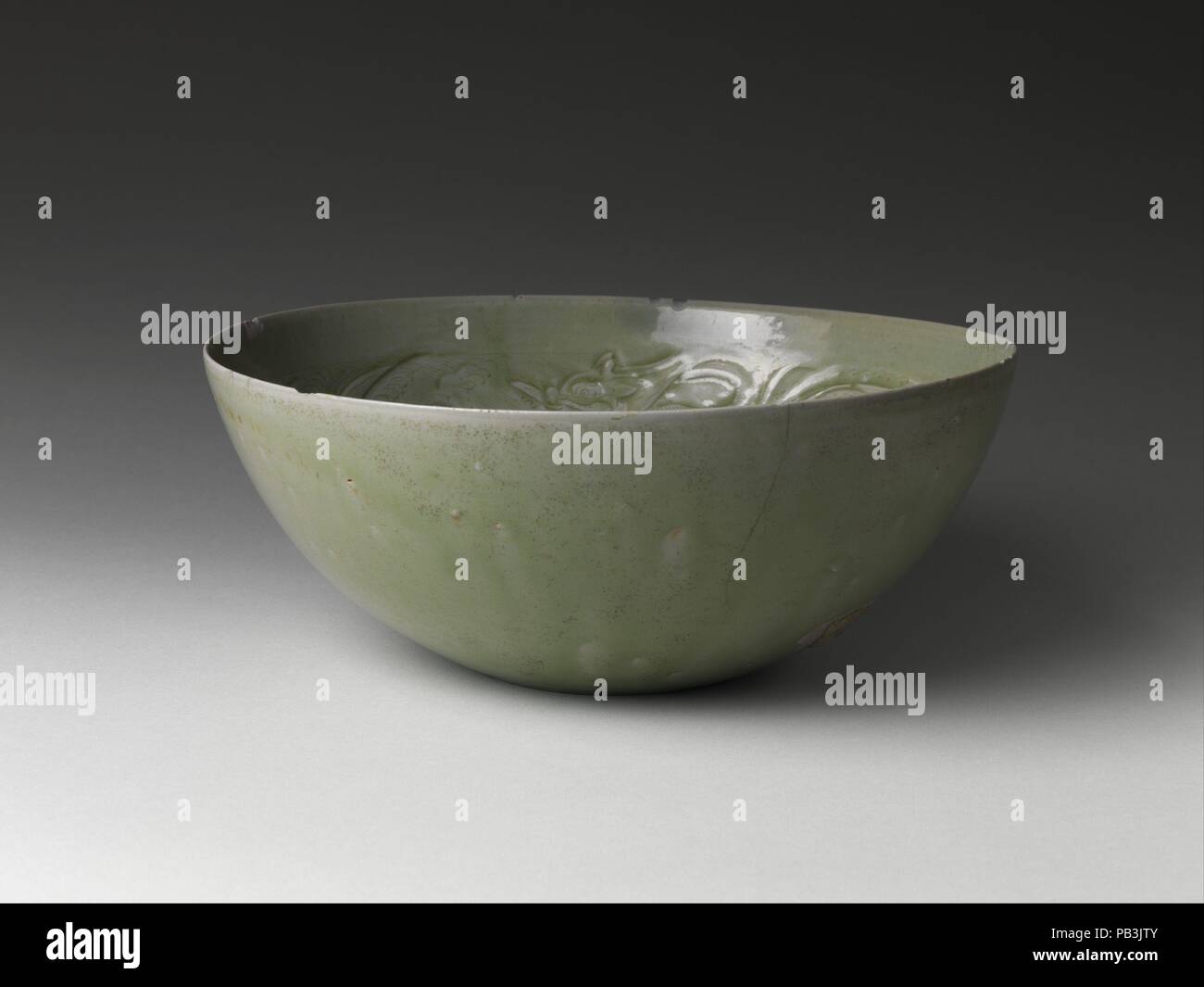 Recipiente con dragones entre las olas. Cultura: China. Dimensiones: Diam.  10 5/8 in. (27 cm). Fecha: 10 de siglo. En Occidente, el término celadón se  utiliza a menudo para describir la cerámica