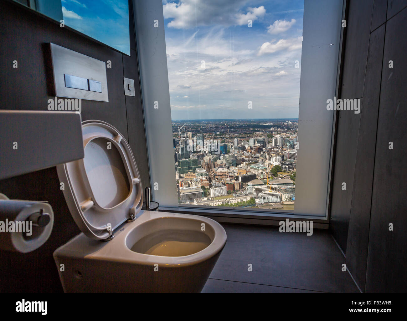 Wc con grandes ventanales con vistas de Londres tomada desde el Shard, Londres, Reino Unido el 7 de julio de 2017 Foto de stock